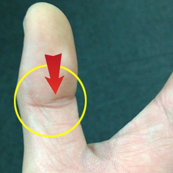 Dựa vào đường vân ngang trên ngón cái có thể biết được khả năng trúng số của mỗi người