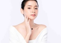 nốt ruồi chính giữa ức